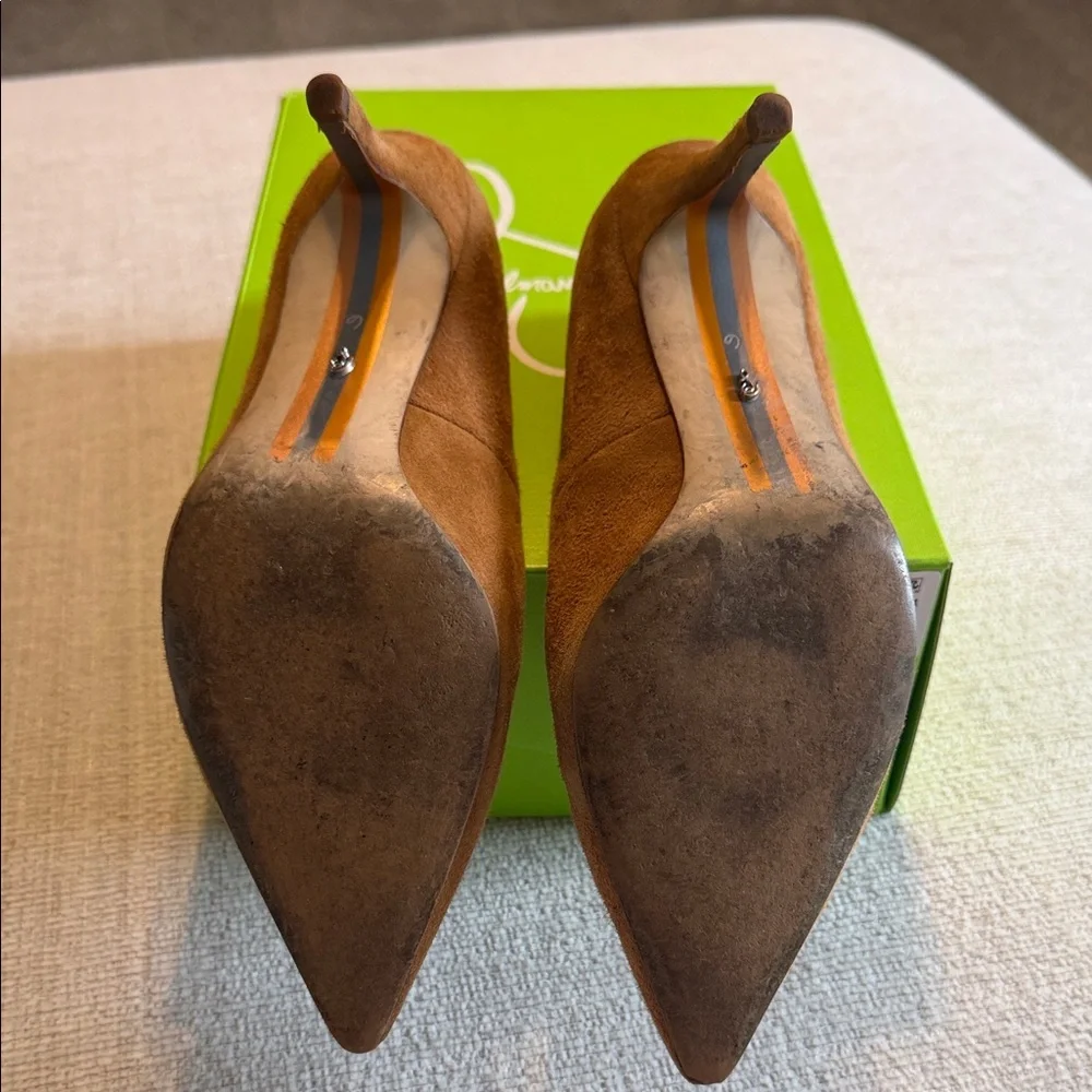 Elegant Brown Suede Pumps - Picture 5 of 5